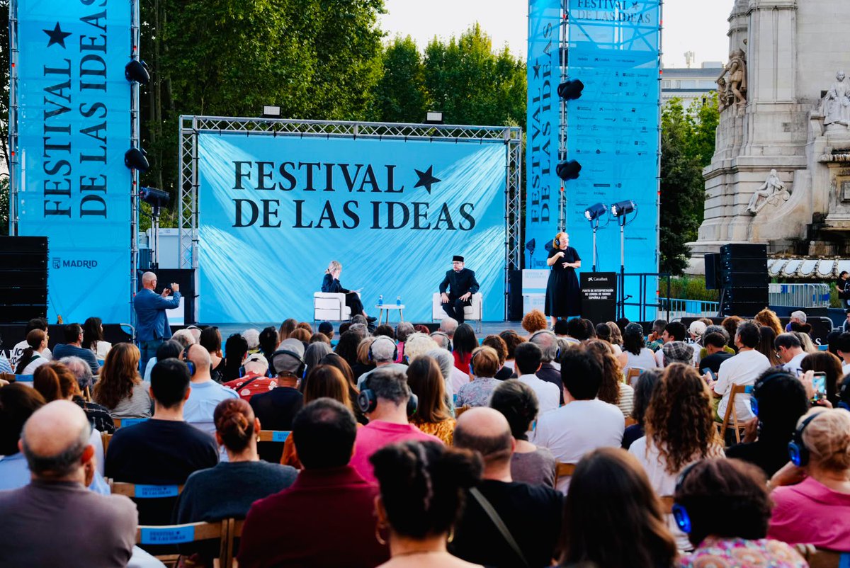 festdelasideas's tweet photo. ¿Quién tiene el poder sobre nuestros cuerpos? 🌍✊
 
@vijayprashad y  @MariamMartinez conversan en el #FDI26 sobre fronteras, desigualdad, colonialismo y las formas de resistencia frente a las nuevas dinámicas de poder. https://t.co/XSnPbNONaM