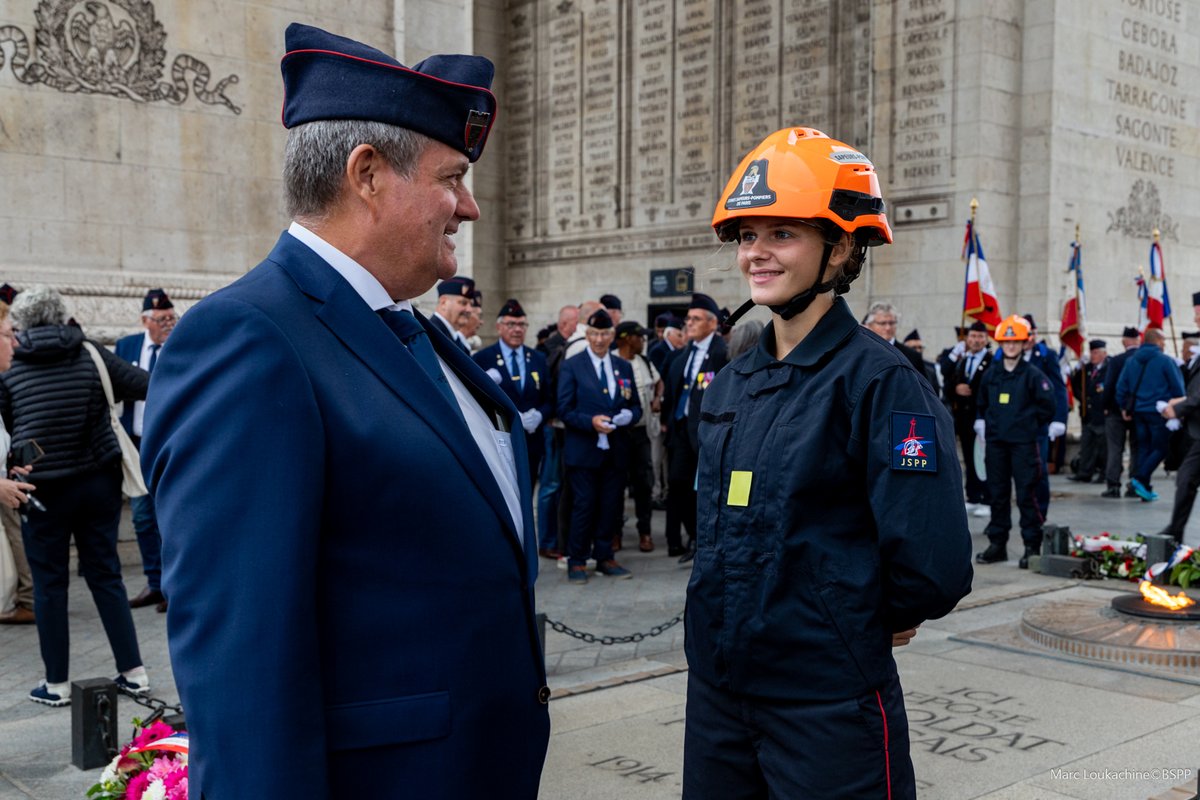 PompiersParis's tweet photo. 🚨 215 ans du Bataillon des sapeurs-pompiers de Paris : une histoire qui se transmet.

À l’occasion du 215e anniversaire de la création du Bataillon, anciens et actifs se sont réunis pour une journée placée sous le signe de la transmission et de la mémoire.

La journée a été rythmée par des échanges entre générations, un dépôt de gerbe à l’état-major en hommage aux sapeurs-pompiers morts au feu, puis le ravivage de la flamme du Soldat inconnu à l’Arc de Triomphe.

📅 Le 18 septembre marque l’anniversaire de la Brigade. À cette occasion, une veillée au drapeau sera tenue jusqu’au matin.

📸 Retour en images sur ces moments forts ce week-end.

215 ans d’histoire.
Des générations de sapeurs-pompiers.
Une même vocation : servir.