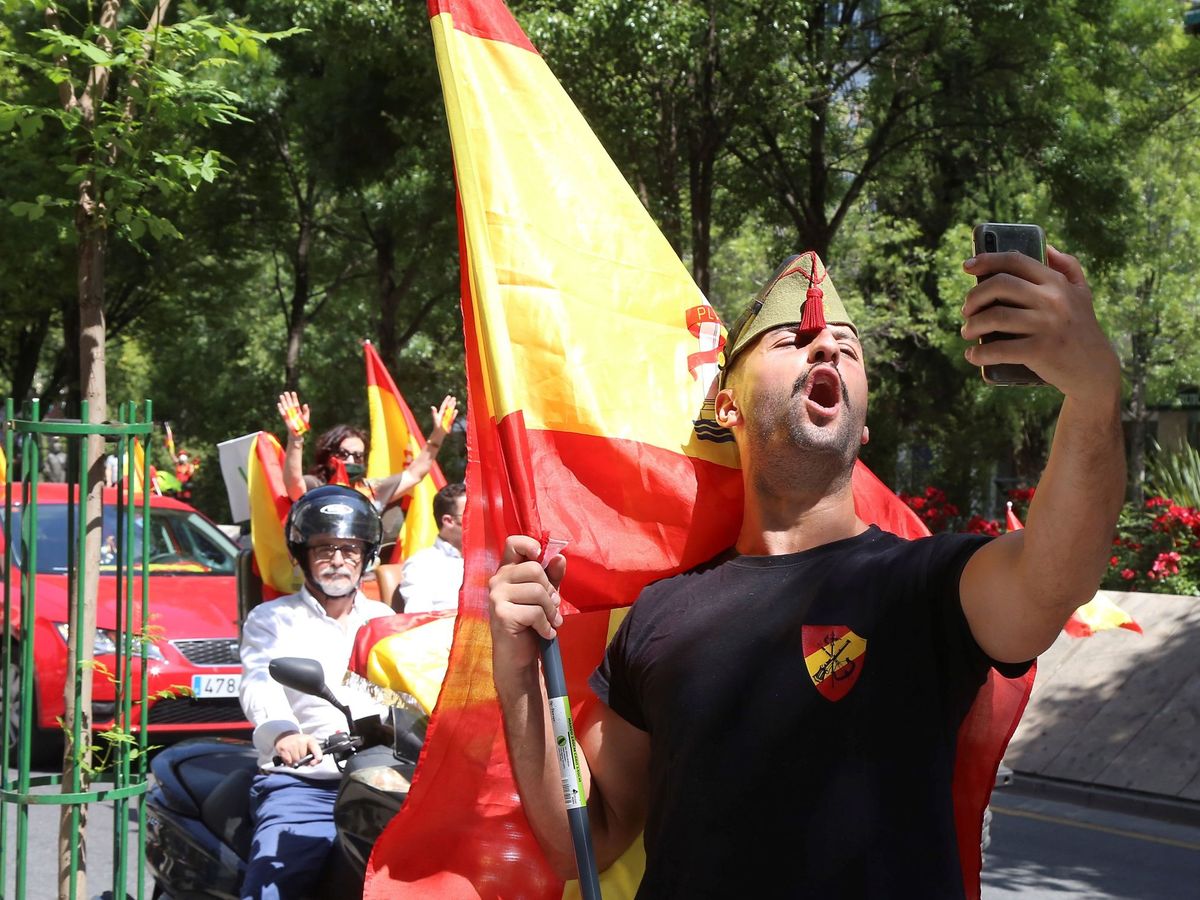 Rafael_Narbona's tweet photo. Hace tiempo que conozco a un colombiano que lleva más diez años en España y que -tras conseguir la nacionalidad- piensa votar a VOX. Odia a Sánchez y a Petro y admira a Milei y a Abelardo de la Espriella. Sobrevive con trabajos ocasionales, casi siempre sin contrato, apenas puede pagar un alquiler y, dado que ya ha cumplido los 50 y ha cotizado muy poco tiempo, cobrará una pensión miserable. Es imposible hablar con él, pues solo suelta barbaridades.

Hay muchos trabajadores de ideas reaccionarias, pues asocian la derecha al patriotismo, la familia y Dios. La izquierda les parece un nido de traidores y afeminados y no soportan que las mujeres estén sobrepasando a los hombres en las profesiones más cualificadas. El fenómeno del trabajador mal pagado o en situación de desempleo que apoya a la derecha, pese a que le condena a la precariedad, es una de las razones de que el fascismo se propague por todo el mundo. 

Me cuesta mucho mirar hacia el futuro y atisbar algo esperanzador.