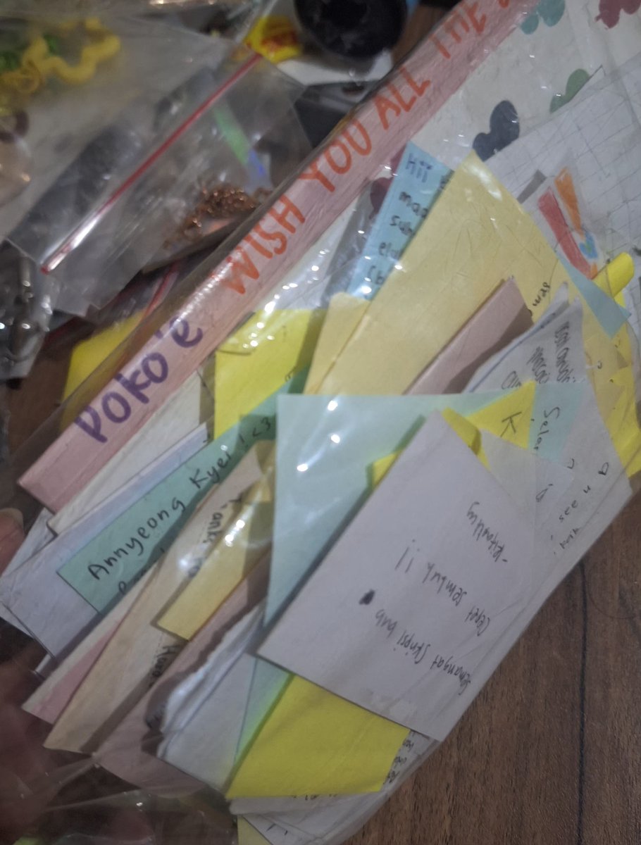 snowppiee's tweet photo. Well, dari surat pertama yang aku terima (sd) sampe sekarang. Gaada yang terlewat. Gaada yang terbuang (semoga). Aku gapernah buang barang pemberian dari orang baik. Sekalipun kita udah ga(?) Temenan lagi, i guess(?). https://t.co/FkEzbgF0rK