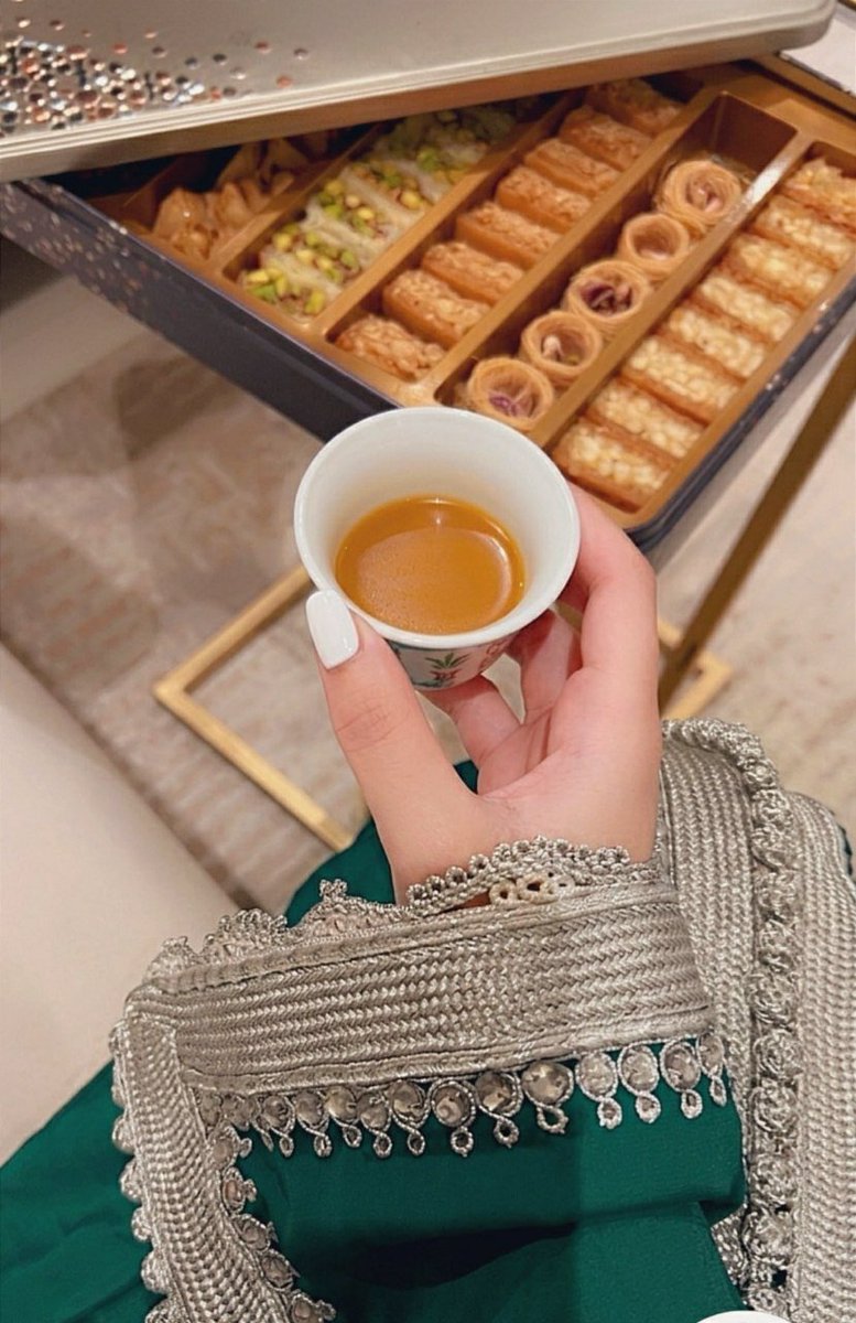 mbwbk7's tweet photo. مساء الخير ..☕️

يا حبيبي عوج الأيام عيت تستقيم 
ليتنا نصفي... بـ تمره و فنجال قهوه 

أنت خليت الرياجيل في عيوني حريم
كن ما فيهم مراجل و لا فيّ شهوه…!! https://t.co/Y7eLvA5tyB