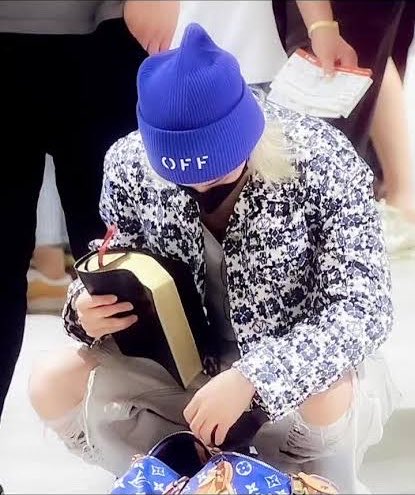 phorewhore's tweet photo. ya’ll remember when felix went viral for carrying a gigantic bible with him at the airport meanwhile changbin was wearing a shirt of a dinosaur fucking the statue of liberty on it https://t.co/cOrbpgDcg0
