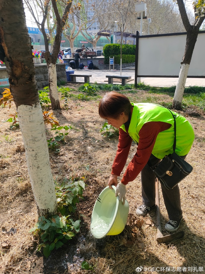 squiu492921's tweet photo. Spent this sunny weekend volunteering at the city community garden—helped plant 50 vegetable saplings, chatted with local elders, and left with dirt under my nails and a full heart. ， https://t.co/mviBTvkDpK