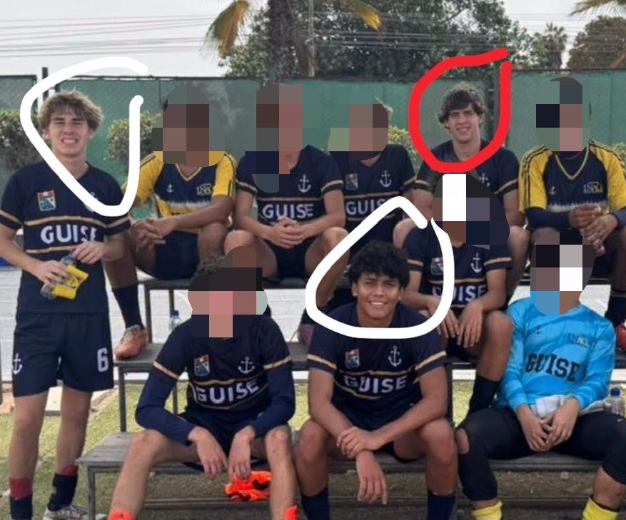 selierie's tweet photo. DETALLES IMPORTANTES: en concreto fueron 3 perpetradores principales 
CARLOS AGUILAR Y VASCO RIVERA (círculos blancos) sujetaron a la víctima, LUCAS IRIARTE (círculo rojo) cometió el acto.
los demás han sido detenidos por complicidad.
se mencionaron 10 estudiantes al inicio, los 2 que no fueron detenidos son los que pasaron la voz de lo que estaba pasando. 
MÁXIMA DIFUSIÓN ‼️