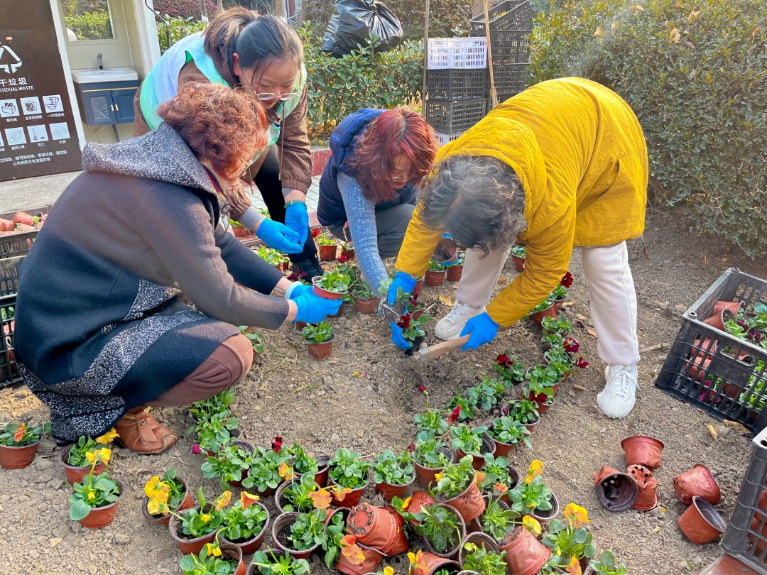 jGedTxKkU80UaRV's tweet photo. Free community garden planting day this Sat (9am-12pm)! All neighbors welcome to grow veggies, make new friends u0026 get your hands dirty. Bring gardening gloves if you have https://t.co/ejAQwatTZ3