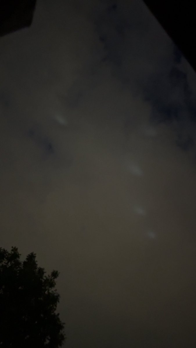 nashkah's tweet photo. What the f*ck is this? What are those lights in London’s sky?? https://t.co/Oa5ZDHfgJk
