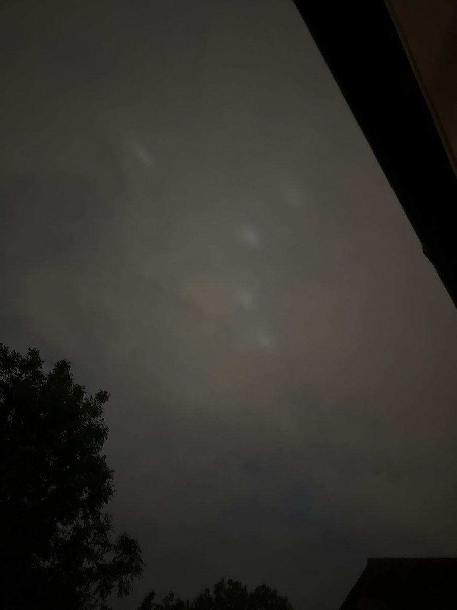 nashkah's tweet photo. What the f*ck is this? What are those lights in London’s sky?? https://t.co/Oa5ZDHfgJk
