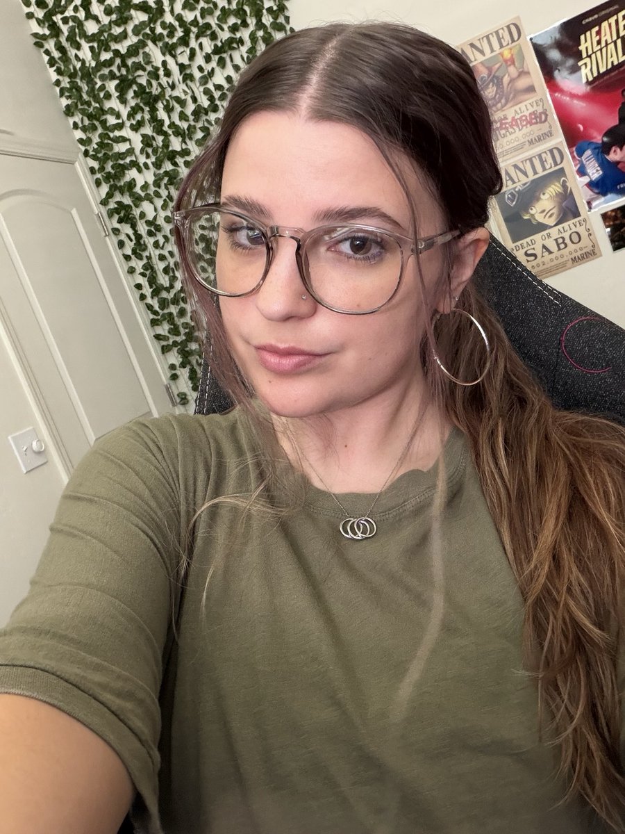 ttvbrittii's tweet photo. happy thursday!! we live :) https://t.co/rYircFcdpt https://t.co/Y1WymkQwWe