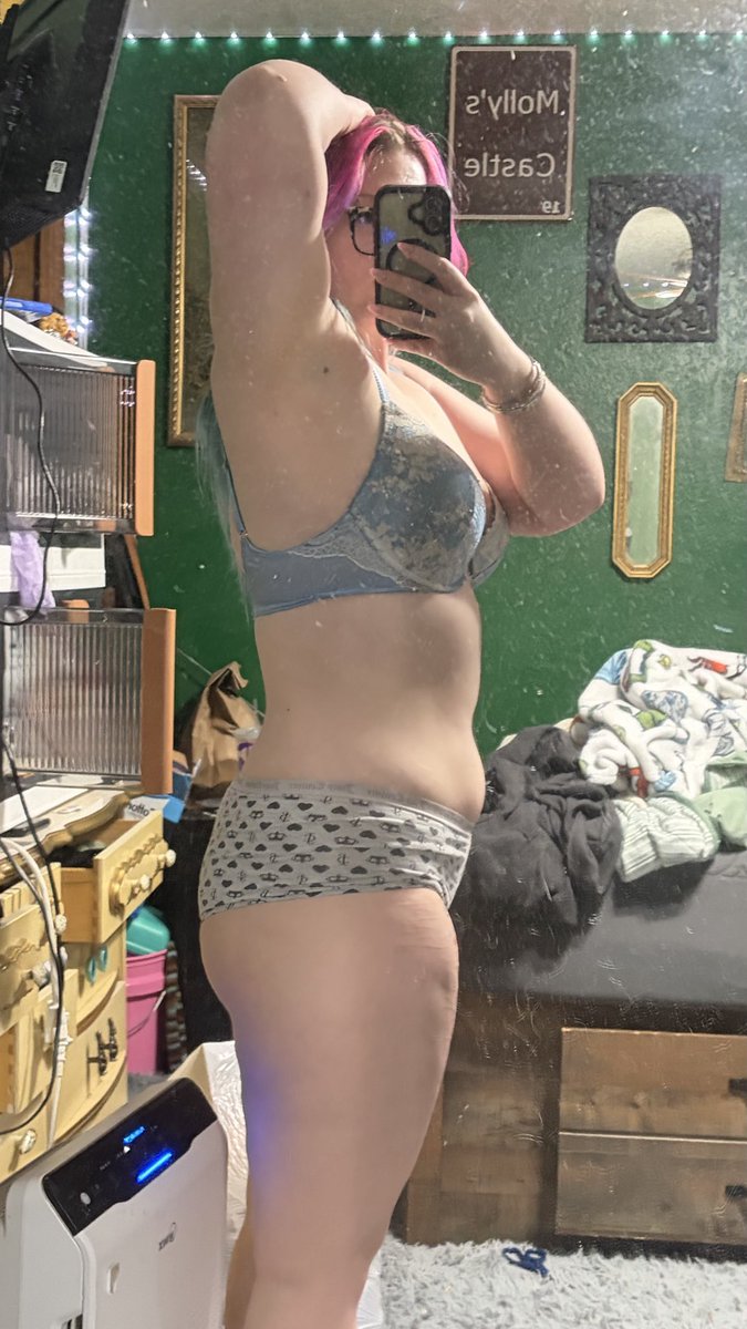 sagee1203's tweet photo. Tw body check 

i still look like i’m 220 lbs omg i thought losing almost 60lbs i would look skinny but i still look like a whale i wanna cry why do i have to be so fat and ugly https://t.co/Xk0HcG9ugL