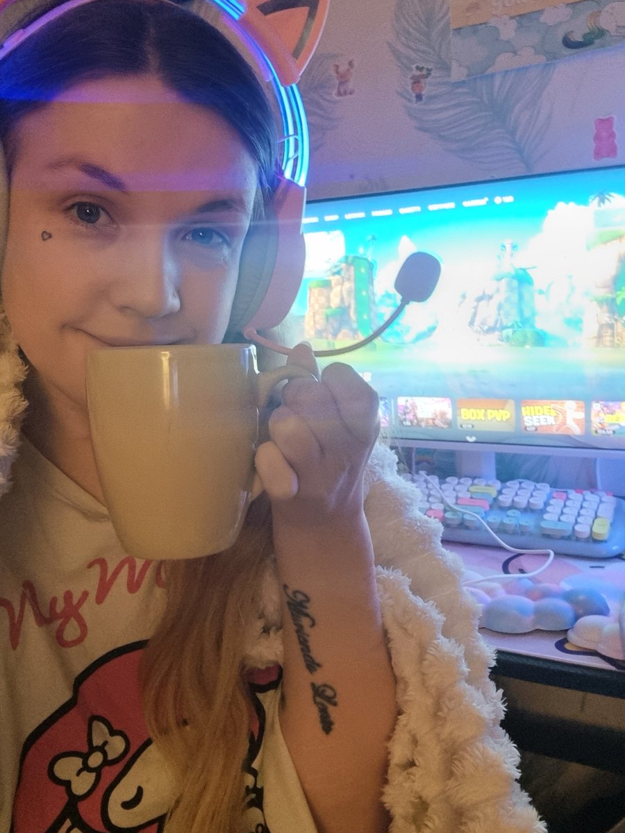 girlwiththebows's tweet photo. Just threw up, yay morning sickness 😆 tackling my backlog of games lol, all snuggly 😊
#cosyvibes #morningsickness #pcgaming #fortnite https://t.co/jUrmlEg6TS