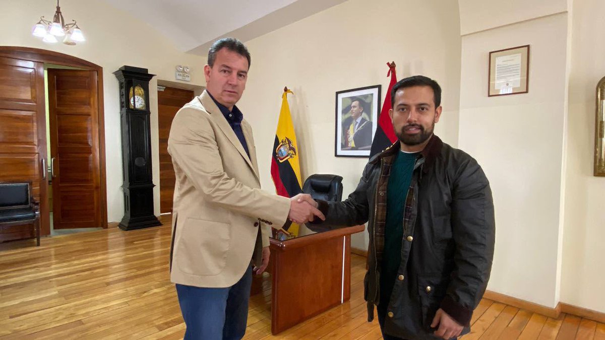 JorgeOsorioEc's tweet photo. #EnTerritorio.📍Mantuve una importante reunión con el gobernador de Cotopaxi, @JorgeBao4. Ratificamos nuestro compromiso de continuar desplegando brigadas de cedulación a las comunidades de la provincia, acercando los servicios a los ciudadanos. https://t.co/uxFMdlhGqp