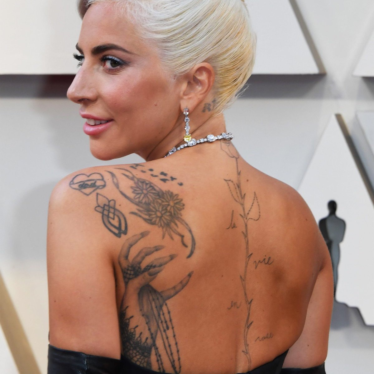 RDTLadyGaga's tweet photo. O nome Rose foi inspirado na ligação de Gaga com “La Vie En Rose”, música que ela interpretou em "Nasce Uma Estrela", disse uma fonte à revista PEOPLE.

A artista também tem uma grande tatuagem na coluna de uma rosa com um longo caule e a frase “la vie en rose” escrita em cursivo ao lado.

O nome do meio de Rose, "Bean", provavelmente vem do ativista Carl Bean, que inspirou a música "Born This Way" de Gaga, acrescenta a fonte.

Os representantes do casal não confirmaram nem comentaram o sexo ou o nome do bebê.