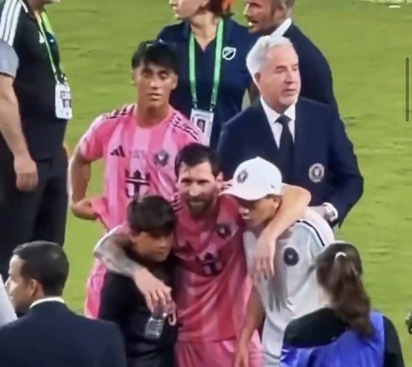 0FCB200's tweet photo. 🥺 https://t.co/FX3d3frwv0