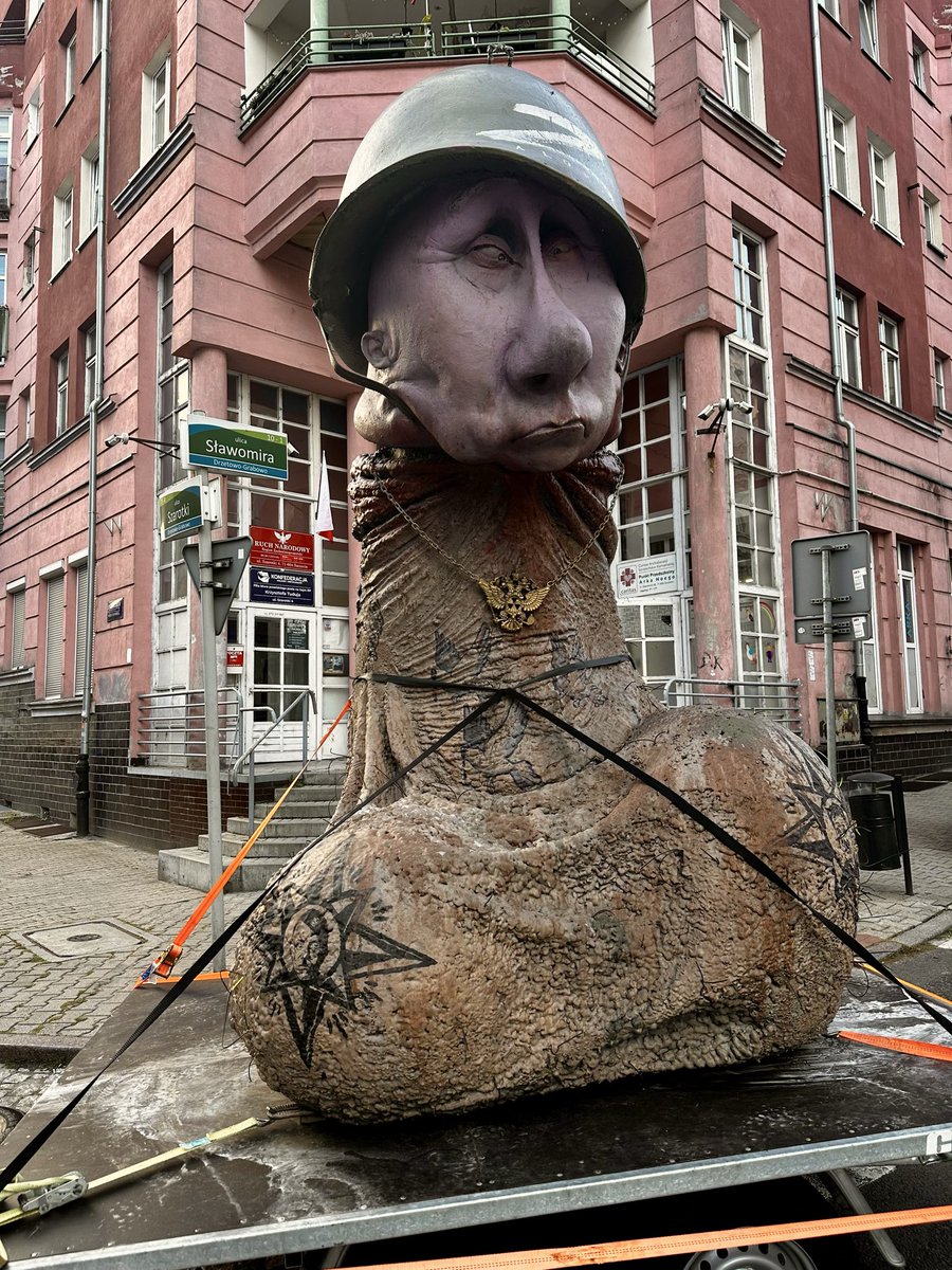 WisniowaO's tweet photo. @SlawomirMentzen i jego chłopczykom z @KONFEDERACJA_ zabrakło jaj, żeby do Moskwy pojechać w rocznicę najazdu ruskich na ziemie polskie. Happening sobie przed ambasadą Rosji zrobili, a później poszli na latte.
Byliśmy dzisiaj u was w Szczecinie, przywieźliśmy pomnik zbrodniarza. https://t.co/msbLqIlTv0