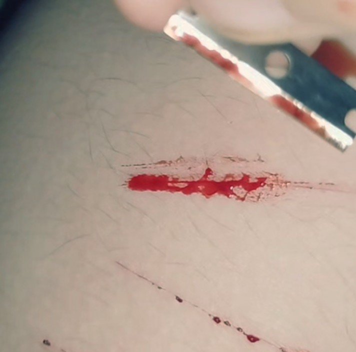 Kaiden_boi's tweet photo. @idontwannagotoz Lwk pathetic ones but I was working with a dull pencil sharpener blade and a dream cuz I lost my eyebrow razor😭✌️ https://t.co/IFe3ew7fKY