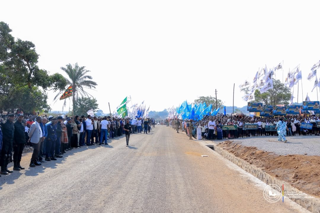 kanku_abra4225's tweet photo. POURSUIVANT SON ITINÉRANCE, MASUKA ACCUEILLIE PAR UNE FOULE EN LIESSE À LUBUDI

L’itinérance de la Gouverneure du Lualaba, Fifi Masuka Saini, se poursuit sans relâche à l’intérieur de la province.
Après Fungurume, cap sur Lubudi, chef-lieu du territoire .
@JustinParadoxe https://t.co/xR5y1aYxhq