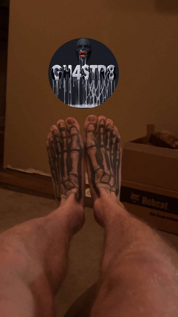 GH4STR8's tweet photo. Do you like it when guys show off their feet &amp; tattoos 😈😏👀

#GH4STR8 #footfetish #bwc #gloryhole #dl #gay #feet #cock #cum https://t.co/cjo1tqsuTJ