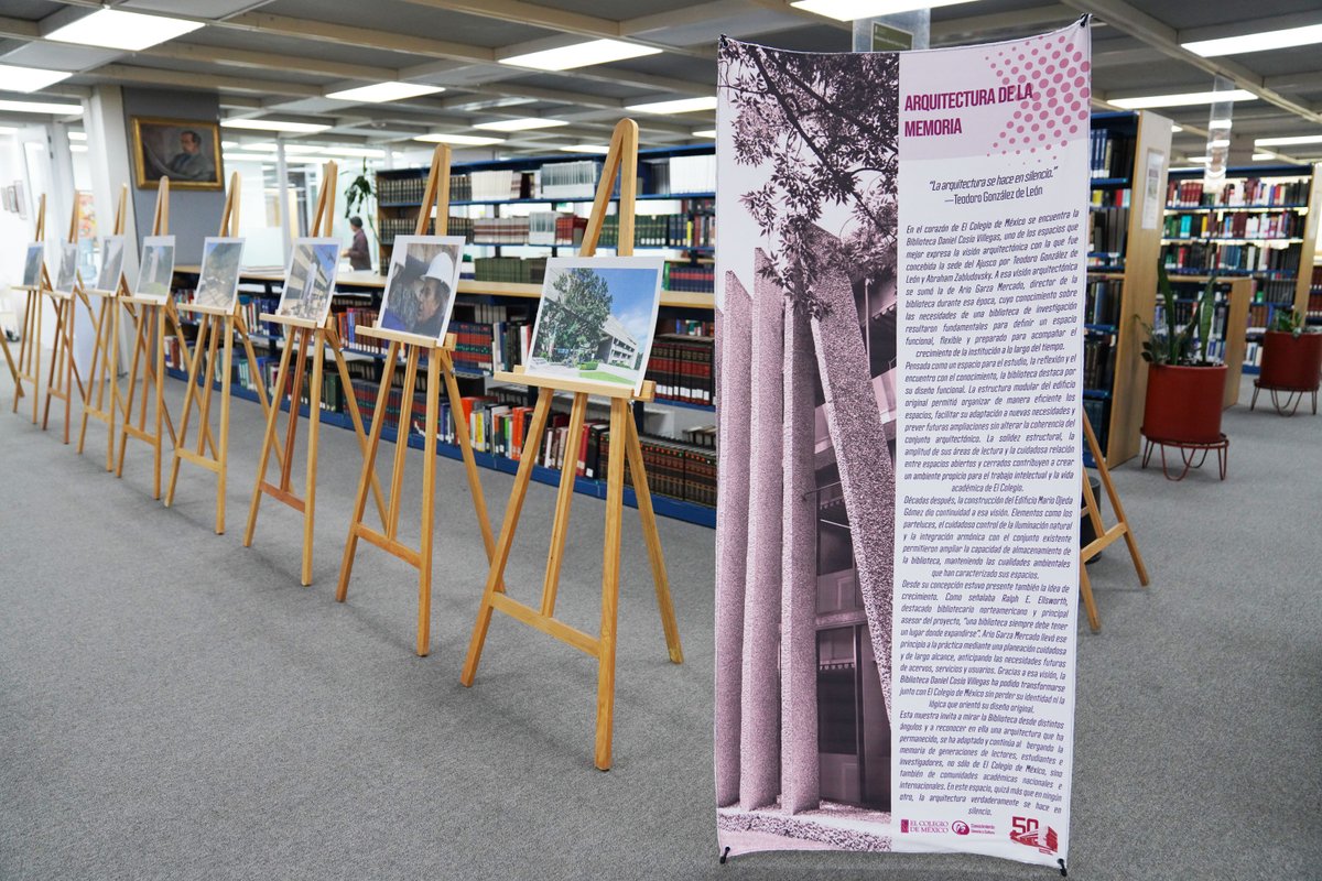 elcolmex's tweet photo. El edificio de El Colegio de México alberga la memoria de generaciones de estudiantes, profesorado y visitantes que lo recorrieron en distintos momentos. En su 50 aniversario, te invitamos a las exposiciones que conmemoran la estructura diseñada por Teodoro González de León y Abraham Zabludovsky, mismas que forman parte de las actividades "50 años de Camino al Ajusco 20".
📆 Del 17 al 30 de septiembre de 2026, de 08:00 a 20:30 horas, visita la muestra fotográfica "Arquitectura de la memoria" en la @BiblioColmex. Además, participa en "Espacio memoria, pinta tu colegio", una exposición fotográfica y pictórica en la explanada en la que nuestra comunidad puede colaborar con sus obras. Finalmente, te esperamos en el conversatorio "El edificio de El Colegio de México: visiones y experiencias", que se realizará el 24 de septiembre a las 12:00 horas en la Sala Alfonso Reyes. #EntradaLibre #SomosColmex
@TGonzalez_Arq @CEHColmex @CEIColmex @CES_COLMEX @CELLColmex @CEDUAColmex @CEAAColmex @CEEColmex @CEGColmex @LibrosColmex @FundacionColmex @ColmecasA