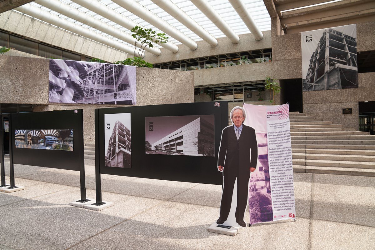 elcolmex's tweet photo. El edificio de El Colegio de México alberga la memoria de generaciones de estudiantes, profesorado y visitantes que lo recorrieron en distintos momentos. En su 50 aniversario, te invitamos a las exposiciones que conmemoran la estructura diseñada por Teodoro González de León y Abraham Zabludovsky, mismas que forman parte de las actividades "50 años de Camino al Ajusco 20".
📆 Del 17 al 30 de septiembre de 2026, de 08:00 a 20:30 horas, visita la muestra fotográfica "Arquitectura de la memoria" en la @BiblioColmex. Además, participa en "Espacio memoria, pinta tu colegio", una exposición fotográfica y pictórica en la explanada en la que nuestra comunidad puede colaborar con sus obras. Finalmente, te esperamos en el conversatorio "El edificio de El Colegio de México: visiones y experiencias", que se realizará el 24 de septiembre a las 12:00 horas en la Sala Alfonso Reyes. #EntradaLibre #SomosColmex
@TGonzalez_Arq @CEHColmex @CEIColmex @CES_COLMEX @CELLColmex @CEDUAColmex @CEAAColmex @CEEColmex @CEGColmex @LibrosColmex @FundacionColmex @ColmecasA