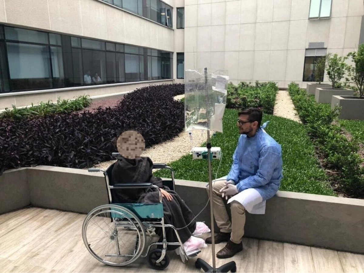 clarincom's tweet photo. TERAPIA INTENSIVA: SACAR A LOS PACIENTES AL AIRE LIBRE PUEDE MEJORAR SU BIENESTAR

Lectura rápida
Un estudio argentino realizado en el Sanatorio Anchorena San Martín evaluó el efecto de sacar al aire libre a pacientes internados en terapia intensiva. Las salidas se asociaron con mejoras en el bienestar emocional y reducciones en los niveles de ansiedad y depresión.

Cómo fue el estudio
La investigación se realizó entre enero de 2023 y abril de 2024 con 41 pacientes que llevaban al menos 10 días internados en terapia intensiva. El 73% había estado conectado a un respirador durante siete días.

Las caminatas terapéuticas
Las salidas de 25 minutos se hicieron en silla de ruedas, bajo estrictas condiciones de seguridad. En ocho de cada diez casos, los pacientes estuvieron acompañados por familiares. Siempre estuvieron acompañados por un kinesiólogo, un médico y un enfermero, y en algunos casos también por una psicóloga.

Los resultados
El 58,5% mejoró al menos un punto en una escala de autopercepción de salud y estado de ánimo. El 31,7% no mostró cambios y el 9,8% dijo sentirse peor. Los mayores beneficios se registraron entre quienes tenían peor percepción de su estado de ánimo antes de la salida.

Una UTI más humanizada
Tras finalizar el ensayo, el sanatorio mantuvo las caminatas dentro de un Programa de Salidas Terapéuticas y ya participaron cerca de un centenar de pacientes. La iniciativa forma parte de un modelo de terapia intensiva que busca preservar los vínculos, respetar el sueño y reducir la desorientación durante la internación.

Testimonios de Matías Accoce, jefe de Kinesiología del sanatorio

“Cuando sale del respirador y los kinesiólogos intervenimos en la fase de recuperación motora, la voluntad del paciente y el acompañamiento de los familiares es clave. Para el paciente, sentarse en la cama es como salir a correr 10 minutos”.

“Cada vez más terapias están adoptando cuidados humanizados y ya se habla de HU-CI, que apunta a este concepto de cuidados centrados en el paciente y en la familia”.

“Cada pequeña medida suma a cambiar la experiencia del paciente. Más UTI están avanzando en no sólo mantener las funciones vitales sino en preservar los vínculos de esta persona que está grave y con riesgo de vida”.

(+) en Clarín: https://t.co/4uUNqZWeY6