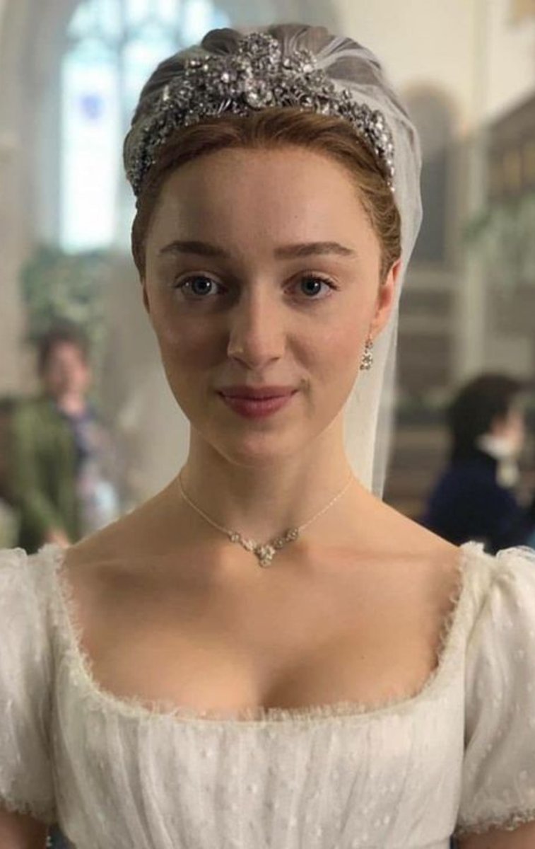 lovebridgerton's tweet photo. Noiva Daphne 🤍             Noiva Phoebe 🤍 https://t.co/UwXsYcUHvE