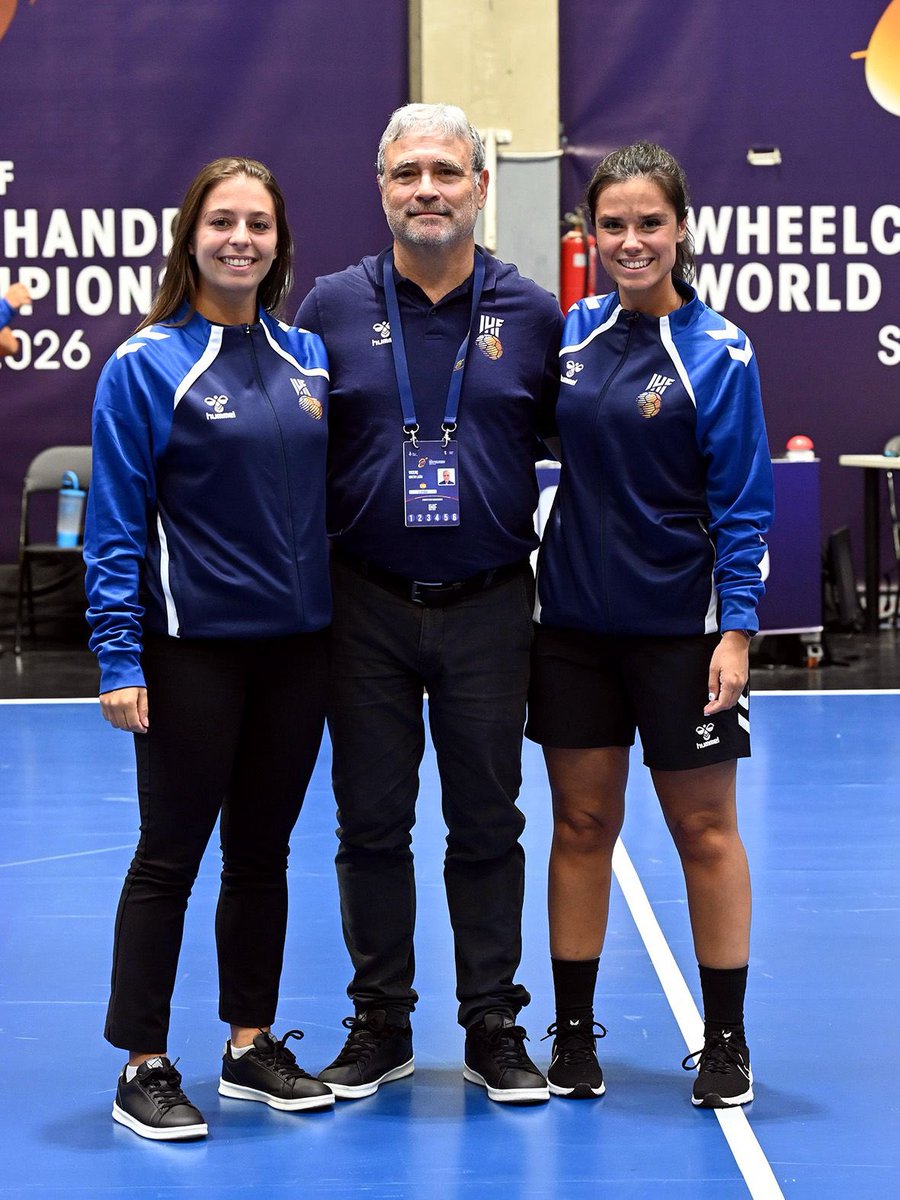 RFEBalonmano's tweet photo. 🤝 𝐋𝐀 𝐑𝐄𝐏𝐑𝐄𝐒𝐄𝐍𝐓𝐀𝐂𝐈Ó𝐍 𝐄𝐒𝐏𝐀Ñ𝐎𝐋𝐀 𝐄𝐍 𝐄𝐋 𝐌𝐔𝐍𝐃𝐈𝐀𝐋 𝐃𝐄 𝐁𝐀𝐋𝐎𝐍𝐌𝐀𝐍𝐎 𝐄𝐍 𝐒𝐈𝐋𝐋𝐀 𝐃𝐄 𝐑𝐔𝐄𝐃𝐀𝐒

🇪🇸 Desire González e Isabel Campo, árbitras españolas presentes en este IV Campeonato del Mundo de #BalonmanoSillaRuedas.

👏 Junto a ellas, Vicente Breto, oficial de la IHF, también forma parte de la representación española en este Mundial

▶️ @gencat · @esportcat · @granollers · @diba

#️⃣ #Spain2026 #WheelchairHandball #BalonmanoSillaDeRuedas