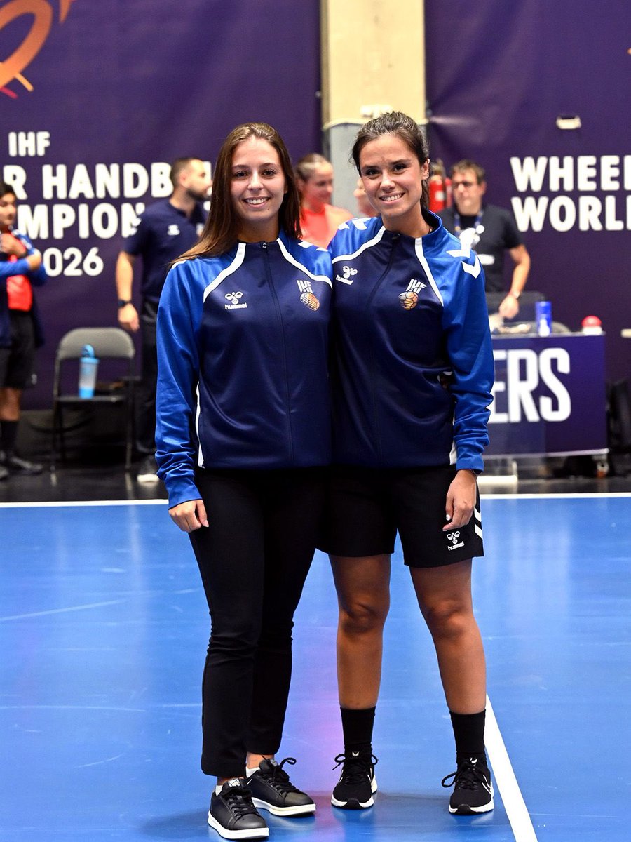 RFEBalonmano's tweet photo. 🤝 𝐋𝐀 𝐑𝐄𝐏𝐑𝐄𝐒𝐄𝐍𝐓𝐀𝐂𝐈Ó𝐍 𝐄𝐒𝐏𝐀Ñ𝐎𝐋𝐀 𝐄𝐍 𝐄𝐋 𝐌𝐔𝐍𝐃𝐈𝐀𝐋 𝐃𝐄 𝐁𝐀𝐋𝐎𝐍𝐌𝐀𝐍𝐎 𝐄𝐍 𝐒𝐈𝐋𝐋𝐀 𝐃𝐄 𝐑𝐔𝐄𝐃𝐀𝐒

🇪🇸 Desire González e Isabel Campo, árbitras españolas presentes en este IV Campeonato del Mundo de #BalonmanoSillaRuedas.

👏 Junto a ellas, Vicente Breto, oficial de la IHF, también forma parte de la representación española en este Mundial

▶️ @gencat · @esportcat · @granollers · @diba

#️⃣ #Spain2026 #WheelchairHandball #BalonmanoSillaDeRuedas