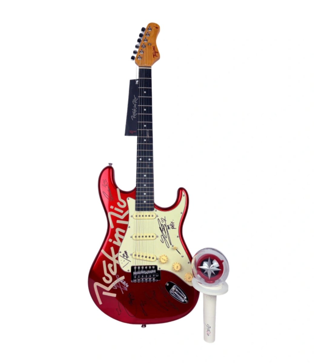 innievideos's tweet photo. stray kids signed a guitar for the auction, the “fans for change” auction has begun, and all items autographed by artists at rock in rio are donated to the Ação da Cidadania cause, the proceeds continue to provide food, care, and dignity to everyone who needs. so far, the amount stands at 2,000 reais (390 dollars) and it ends on the 25th