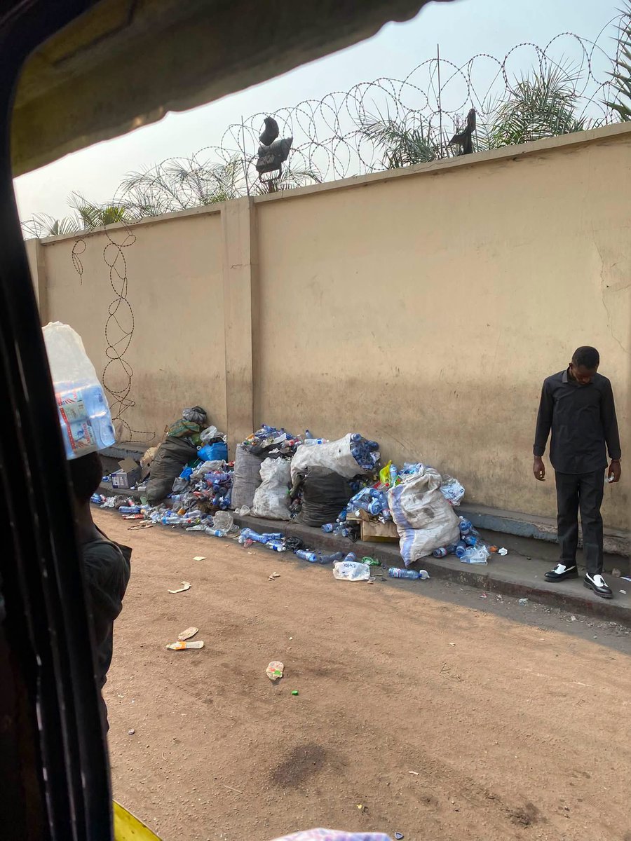 KimKimuntu's tweet photo. De Passage ￼lundi à Magasin kintambo, j’ai été indigné de voir cet Amas d’immondices qui gît par terre. Je l’ai immortalisé pour vous. Pour vous faire comprendre l’inutilité de l’intervention du Service national ici à #Kinshasa.

WE https://t.co/gOJuX8jwTt