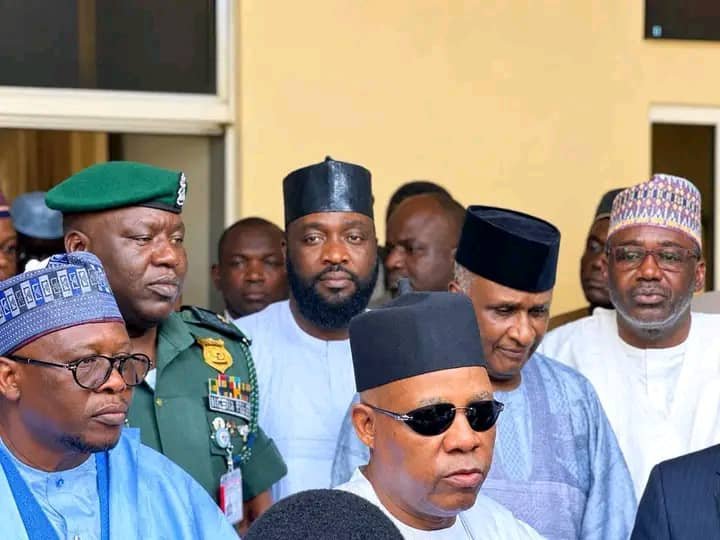 AMuhammad81141's tweet photo. Mataimakin Shugaban Ƙasa @KashimSM , Gwamna Ahmadu Fintiri da Cmr. @Mustapha Salihu Sa’i Adamawa sun isa Tukur Lodge domin jajanta wa iyalan marigayi Bamanga Tukur.
Sun isar da saƙon ta’aziyya bisa babban rashi da Adamawa da Najeriya suka yi.
Zinariyar Sa’i Adamawa Media Team https://t.co/HOUkVp2vjb