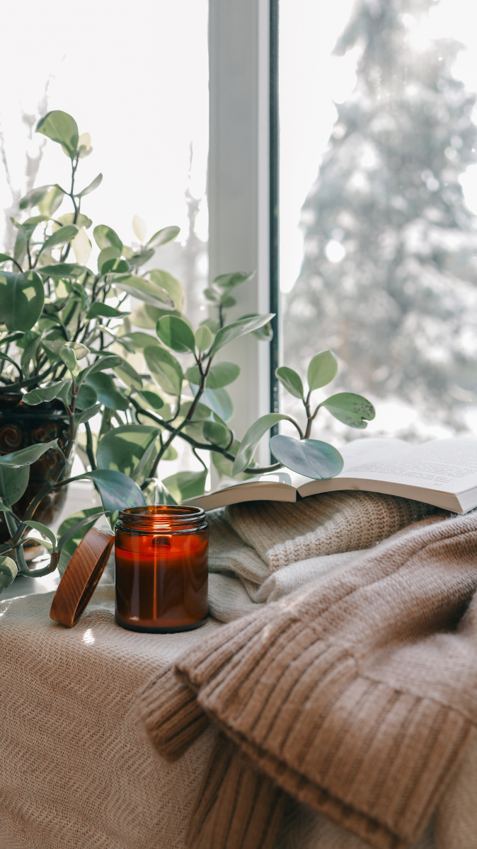 windgrass7250's tweet photo. Chilling with my favorite iced matcha and a good book on the balcony after work — this is what real relaxation feels like. https://t.co/0HoAGswafe