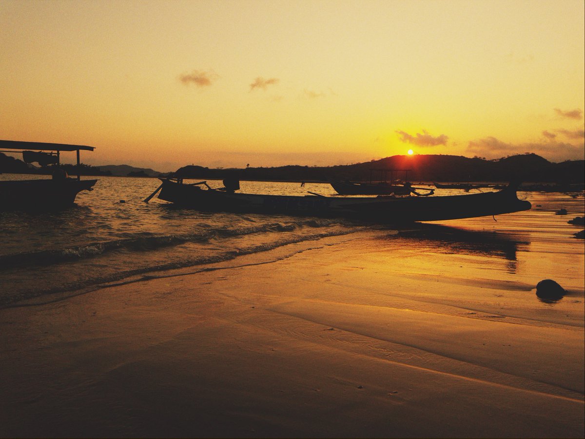 lupocamera's tweet photo. Beautiful sunset. 

iPhone 13 mini · f5.6 · Halcyon film
#shotoniphone #iPhone #iOS #film #analog #camera #sunset https://t.co/xnIDNFTkgH