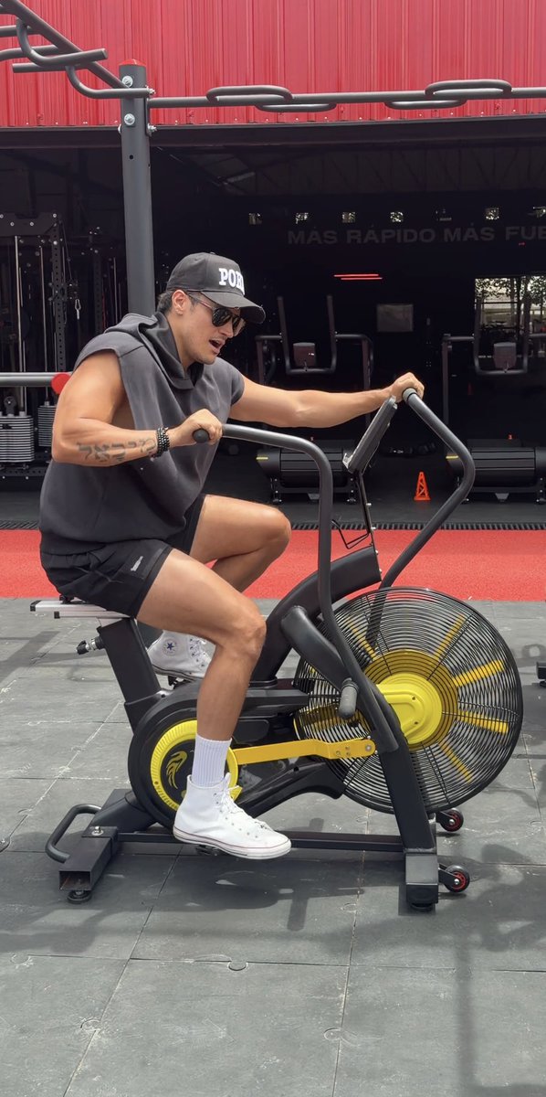 iamjulianrendon's tweet photo. Mi gente, entrenar y hacer crecer un negocio se parecen más de lo que piensas:

- En el gym mido progreso. En marketing, la data manda.
- En el gym hay días malos. En los negocios también.

👉🏼 En los dos, lo que da resultados es la constancia. https://t.co/y2QVPGk4GW