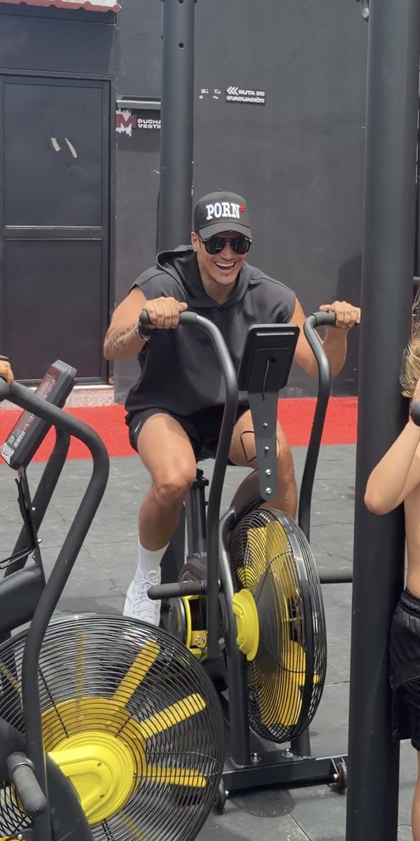 iamjulianrendon's tweet photo. Mi gente, entrenar y hacer crecer un negocio se parecen más de lo que piensas:

- En el gym mido progreso. En marketing, la data manda.
- En el gym hay días malos. En los negocios también.

👉🏼 En los dos, lo que da resultados es la constancia. https://t.co/y2QVPGk4GW
