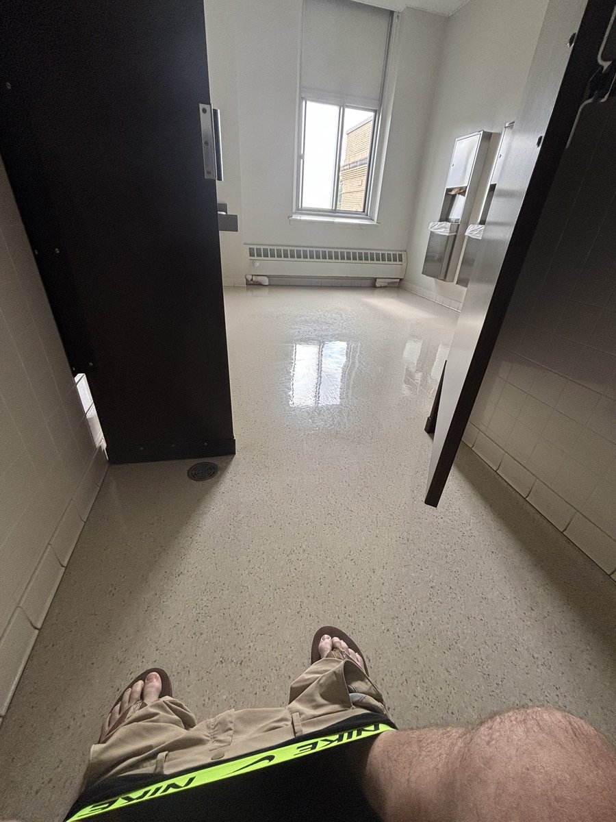 nomar_67's tweet photo. Class is incredibly borning. Open stall shit #takeaknee https://t.co/KoBV6oRdna