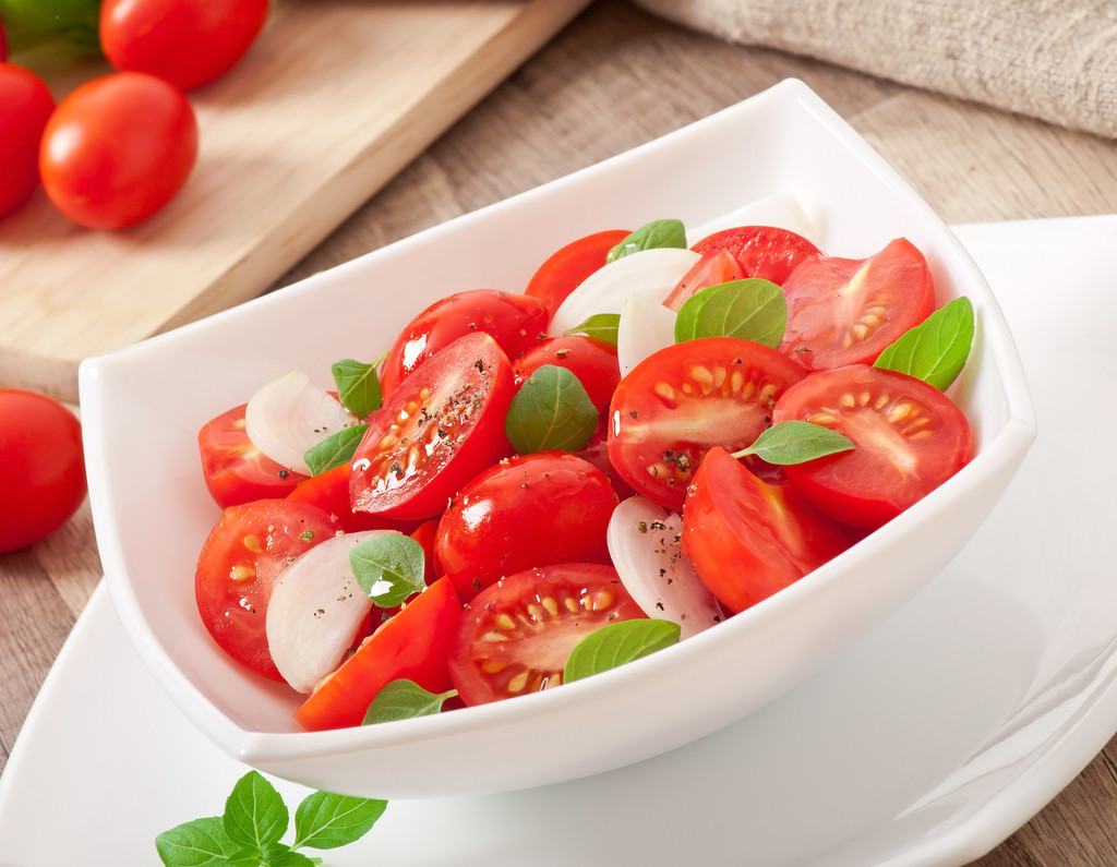 adelh728496's tweet photo. Just grabbed fresh organic cherry tomatoes, basil, and mozzarella for a quick caprese salad tonight  Perfectly ripe and ready for a delicious, easy meal! https://t.co/4SFJvqmrDg