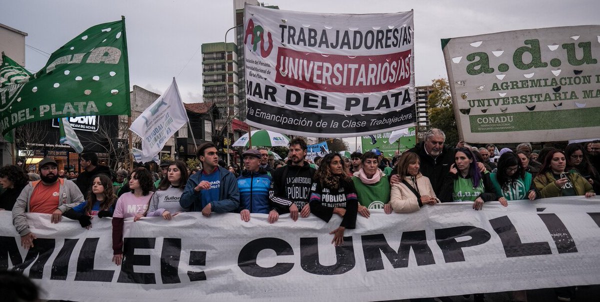 clarincom's tweet photo. SIN ACUERDO POR EL FINANCIAMIENTO, CONVOCAN A UNA NUEVA MARCHA UNIVERSITARIA

El Consejo Interuniversitario Nacional convocó a una nueva marcha federal para el 15 de octubre. Reclaman por falta de respuesta en el ámbito paritario y judicial, y el incumplimiento de la Ley de Financiamiento Universitario. Será la quinta que se realizará de este tipo durante el gobierno de Javier Milei.

El comunicado del Consejo Interuniversitario Nacional

"Ante la falta de respuesta en el ámbito paritario y judicial, el incumplimiento de la Ley de Financiamiento Universitario y en el marco del debate parlamentario del presupuesto 2027, nos volvemos a encontrar para defender la universidad pública argentina y el sistema científico nacional".

(+) en Clarín: https://t.co/hzKjKGAmL3
