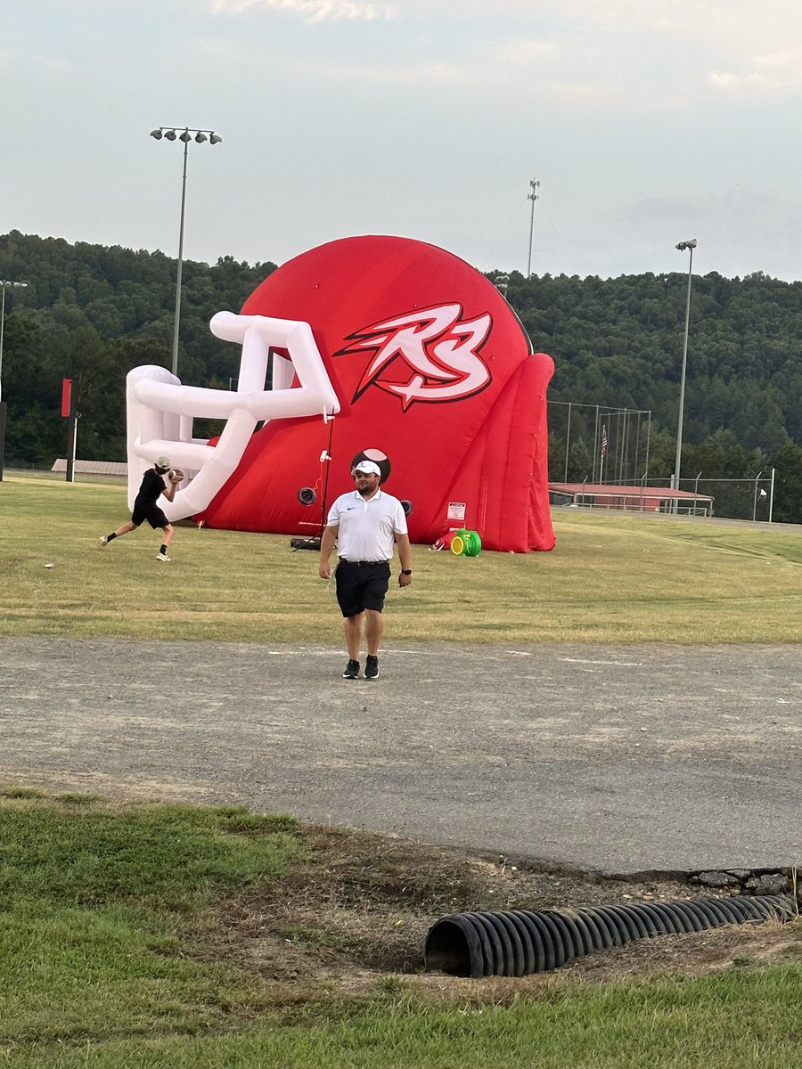 ShellJean22's tweet photo. Love my coach &amp; the Ramblers!!! 🫶🏻🏈🌹 @TMobile @RoseBudRamblers #FN56L #Entry #Rally4RB https://t.co/IF7XaGsnPX