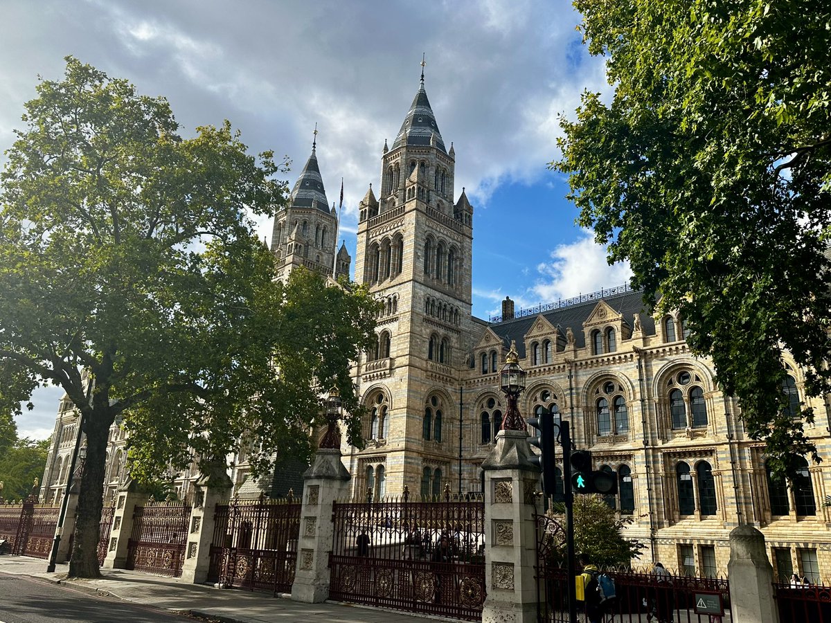 spunknbite's tweet photo. Vacation! Good to be back in London, staying in Chelsea for the next week. 

Hopped over to see the dinos and walk off the jet lag. https://t.co/7327pGH7Kw