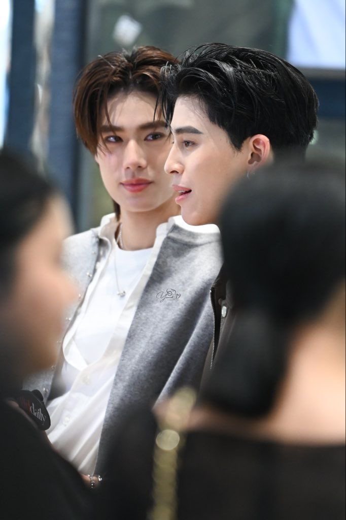 buzunkalbii's tweet photo. Phuwin’s eyes when he looks at Pond are literally sparkling https://t.co/wy2fhDZ4i6
