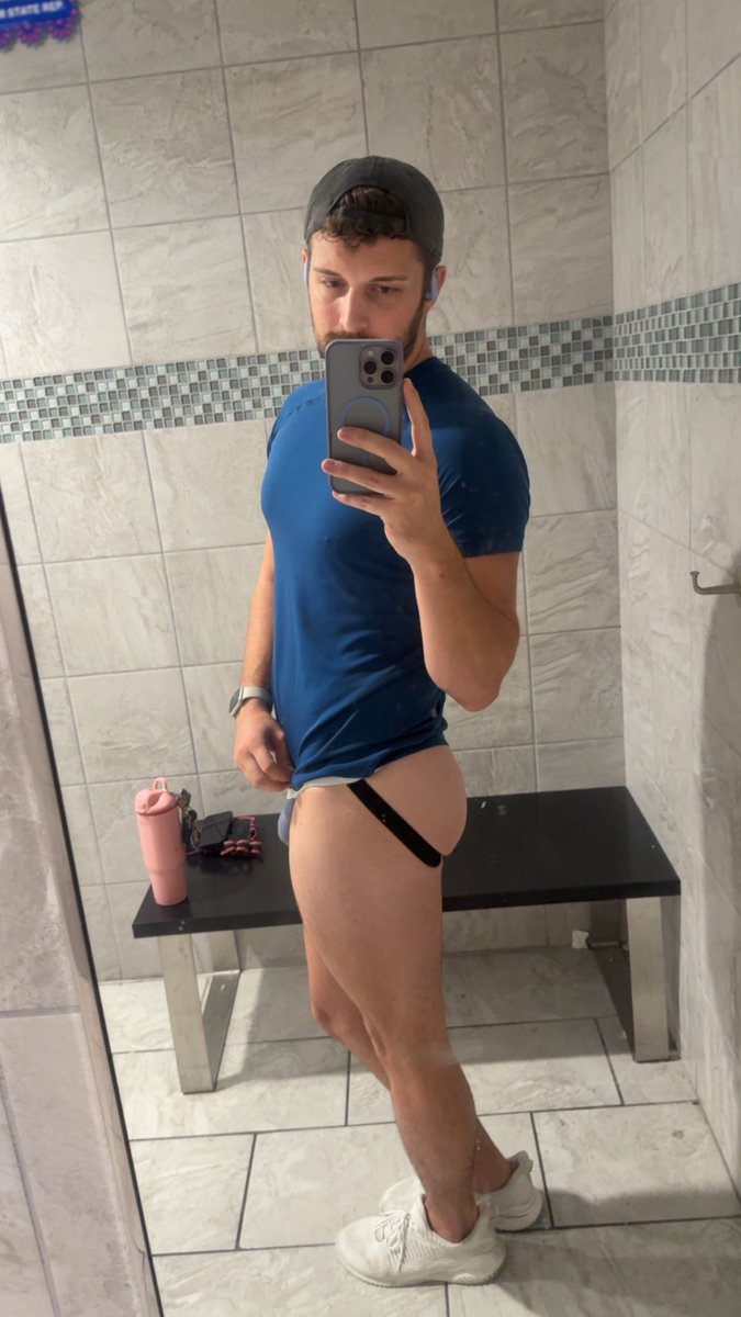 ageekygay's tweet photo. Feelin a little cheeky at the gym https://t.co/qVQq1TsvF6