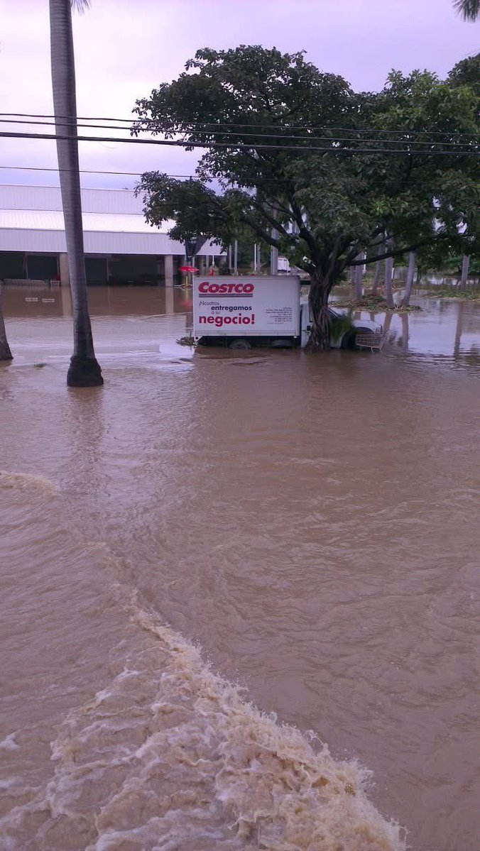 rizunava's tweet photo. @Mrgundamio_ @LuisMiNegocios Tengo fotos del recuerdo, ese día fuimos por víveres para personas que incluso perdieron todo https://t.co/FNmnAUNr9T