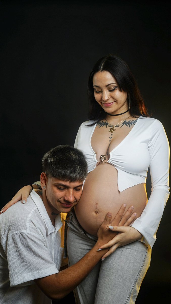AbrilT088's tweet photo. Nuestras memita ya está cerca y este papá baboso no para de amarnos a cada segundo❤️🥺 https://t.co/KYNh4EskBE