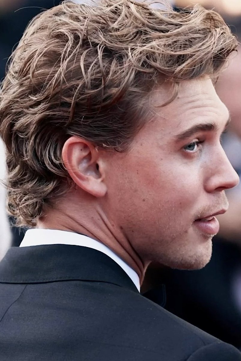 austurnerz's tweet photo. the little freckle/beauty mark on his ear omfg i’m dying https://t.co/2t358WubQz