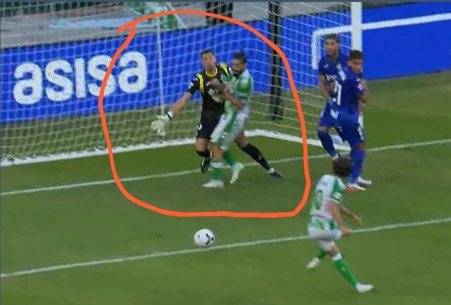 23lugoSfc's tweet photo. Se habla de la mano de abde que no es mano, pero nadie habla de obstrucción de Isco a David Soria en el gol. 
La niña bonita de la federación https://t.co/F3qZmDRe41