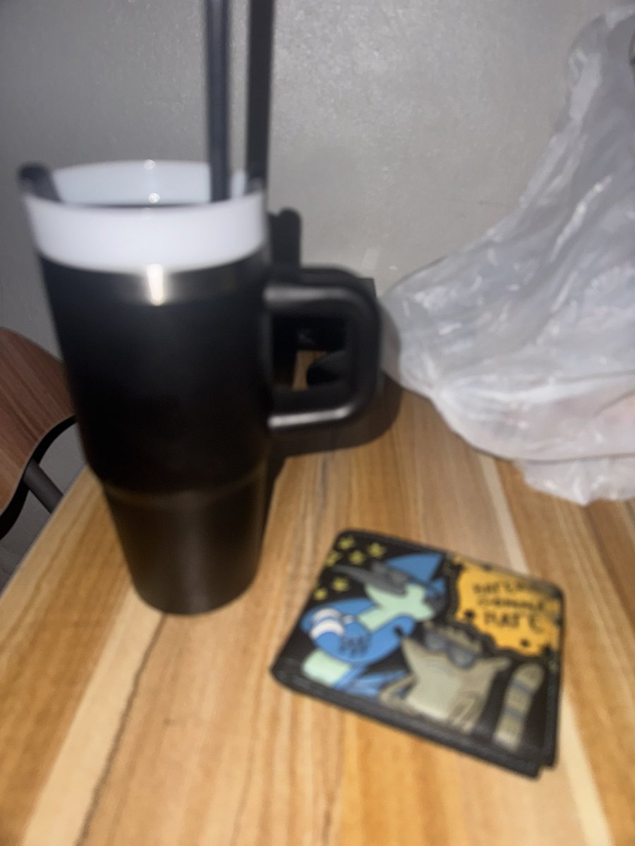 realrawtalker's tweet photo. @MrBubu01 @MasterBolaji Got this thermal bottle and wallet from Temu, the bottle can keep ice solid for at least 8hours before it starts desolving. Only reason i ordered from Jumia is because I needed the router cord urgently since last week and they still dissapointed today. https://t.co/pawCyOrt0h