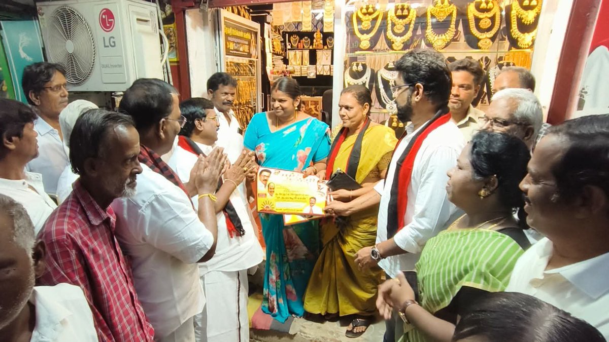 PYDMKITwing's tweet photo. புதுச்சேரி : 
 
தட்டாஞ்சாவடி தொகுதிக்கு உட்பட்ட பாக்குமுடையான்பேட் பூத் ஏர்போர்ட் சாலை, வன்னியர் வீதி ஆகிய பகுதியில் கழக அமைப்பாளர் @R_SivaDMK , விழுப்புரம் தெற்கு மாவட்டச் செயலாளர் பொன் @gauthamponmudy ஆகியோர் முன்னிலையில் திமுக வேட்பாளர் சேதுசெல்வம் வீடு, வீடாகச் சென்று உதயசூரியன் சின்னத்திற்கு வாக்குகள் சேகரித்தார். அப்போது, பெண்கள் ஆரத்தி எடுத்தும், மலர் தூவியும் வரவேற்பு அளித்தனர்.
இந்த வாக்கு சேகரிப்பின்போது, தட்டாஞ்சாவடி தொகுதி திமுக பொறுப்பாளர் @drnithish_pydmk  மற்றும் புதுச்சேரி, விழுப்புரம் தெற்கு மாவட்டத்தைச் சேர்ந்த மாநில, தொகுதி, சார்பு அணி, நகரம், பேரூர், ஒன்றிய கழக நிர்வாகிகள் பலரும் உடனிருந்தனர்.

@mkstalin | @udhaystalin | 

#VoteForRisingSun 🌄
#DMKPuducherry