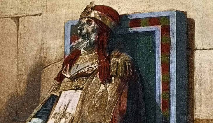 oylemileydim's tweet photo. ⚰️ Bir papa düşünün… Öldükten 9 ay sonra mahkemeye çıkarılıyor.

Yıl 897. Papa Formosus öleli aylar olmuştu. Ancak yeni Papa VI. Stephanus, selefinin yaptıklarından o kadar nefret ediyordu ki mezarını açtırdı.

Cesedi papalık kıyafetleriyle giydirildi, bir tahtın üzerine oturtuldu ve karşısına mahkeme kuruldu.

Üstelik Formosus’un verecek bir cevabı yoktu. Çünkü… ölüydü.

Mahkeme sonunda Formosus suçlu bulundu. Papa olarak yaptığı atamalar ve kararlar geçersiz ilan edildi. Hatta kutsama için kullandığı sağ elinin üç parmağı kesildi. Ardından cesedi tekrar soyuldu ve Tiber Nehri’ne atıldı. 🌊

Peki Mösyö, Roma neden ölü bir papayla uğraşıyordu? @oylemimosyo