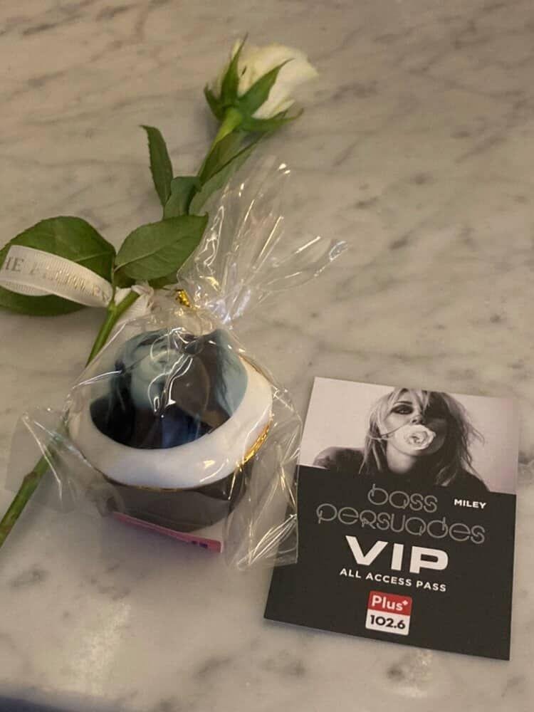 poorstargazerr's tweet photo. they gave us miley cupcakes and a white rose like in the album cover lol it was so sweet!! https://t.co/381wYyFyDS