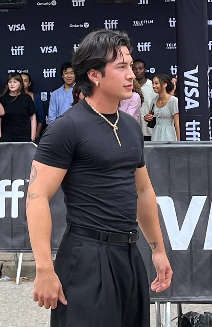 hudmin13's tweet photo. the hair… the bvlgari necklace and earrings… all black outfit… his biceps… https://t.co/JXd2cEK8X2